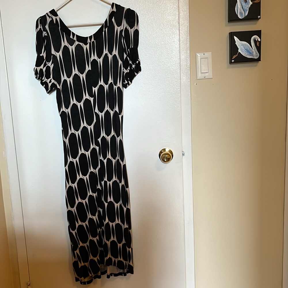This vintage 50s dress is very soft. Has pockets. Size M. Loose and comfy.
